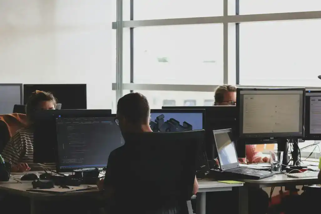programadores trabajando
